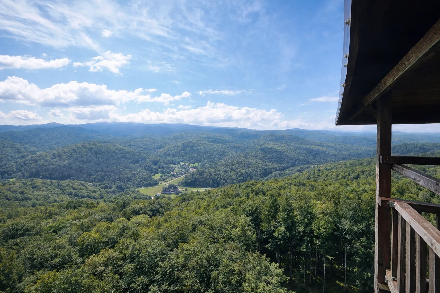 Jezioro Solińskie Bieszczady panorama z lotu ptaka — noclegi FalHouse