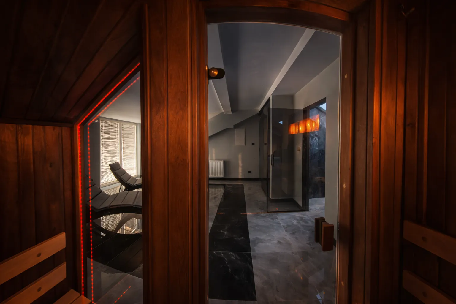 Prywatna strefa SPA FalHouse Bieszczady - jacuzzi i sauna fińska w apartamencie premium - zdjęcie 4