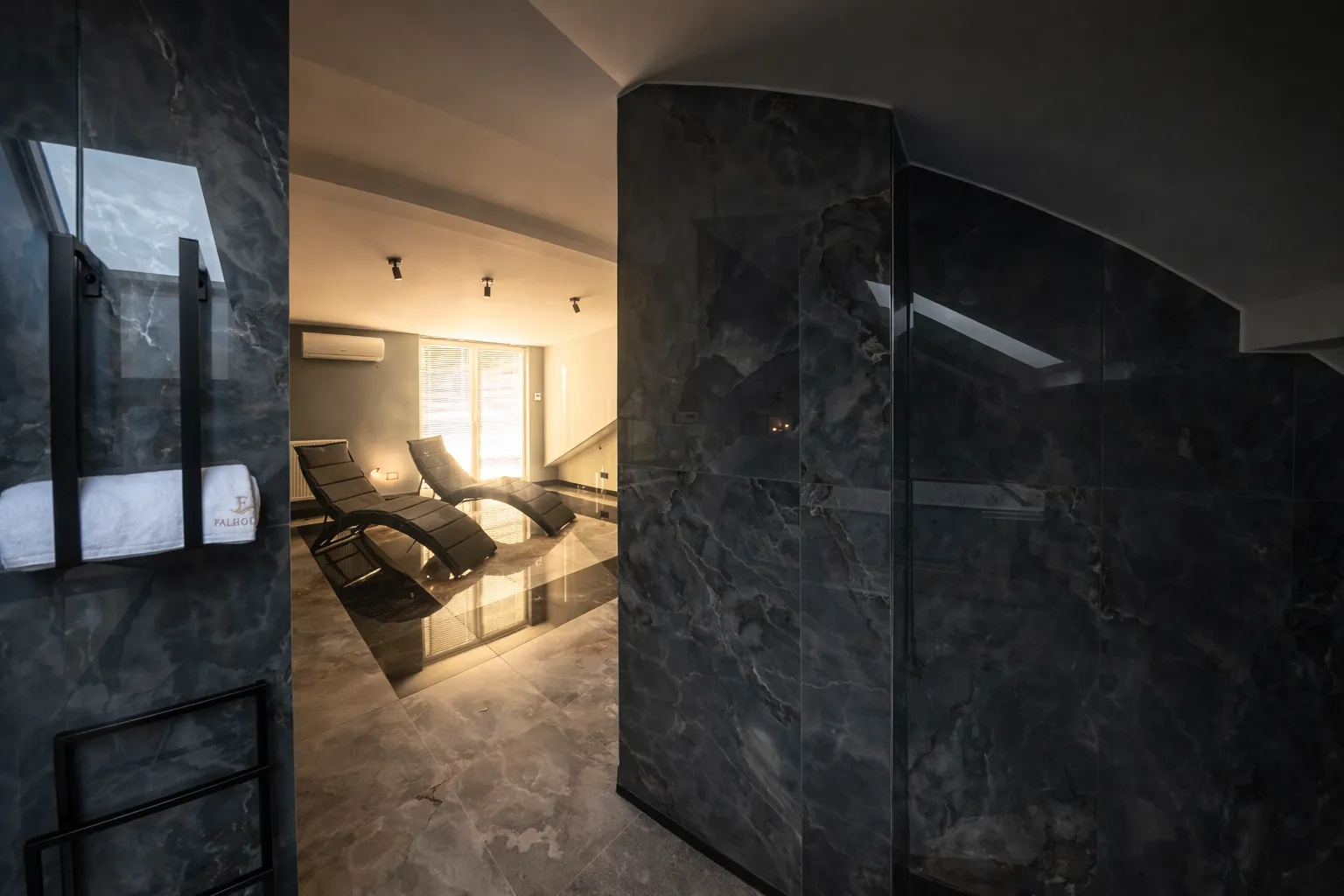 Prywatna strefa SPA FalHouse Bieszczady - jacuzzi i sauna fińska w apartamencie premium - zdjęcie 6